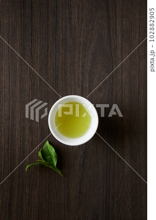 緑茶と生の茶葉 緑茶と生の茶葉 102882905