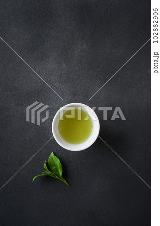 緑茶と生の茶葉 緑茶と生の茶葉 102882906