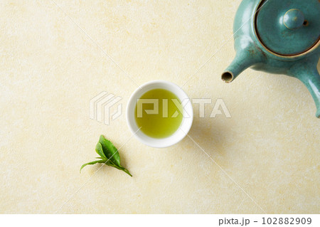 急須で淹れた緑茶 急須で淹れた緑茶 102882909