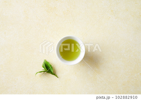 緑茶と生の茶葉 緑茶と生の茶葉 102882910
