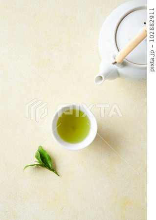 急須で淹れた緑茶 急須で淹れた緑茶 102882911