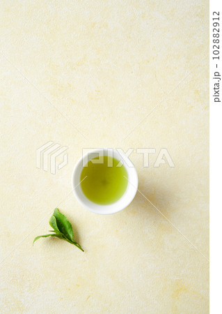 緑茶と生の茶葉 緑茶と生の茶葉 102882912