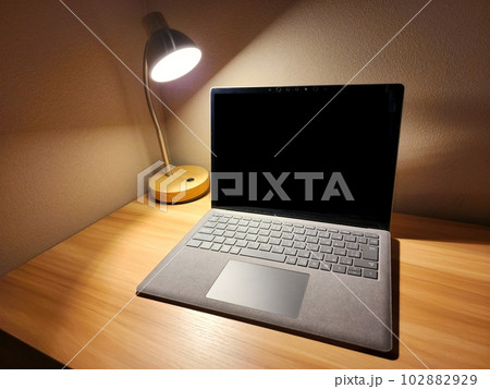 ライトアップされたノートパソコン 102882929