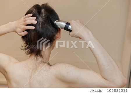 ヘアカット　男性　バリカン 102883051