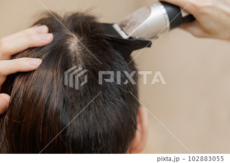 ヘアカット　男性　バリカン 102883055
