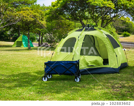 自然が美しいキャンプ場のテント 自然が美しいキャンプ場のテント 102883602