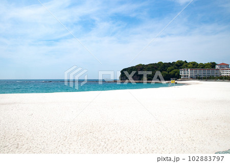和歌山県・青い海と青空の南紀白浜町・白良浜 102883797