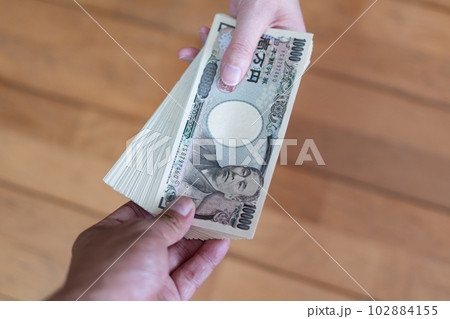お金を渡す お金を渡す 102884155
