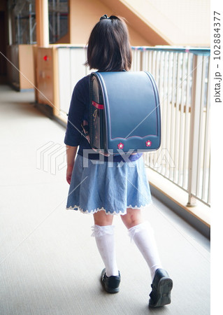 小学3年生終業式。ランドセルを背負った女の子の後ろ姿。紺色 花の刺繍 小学3年生終業式。ランドセルを背負った女の子の後ろ姿。紺色 花の刺繍 102884377