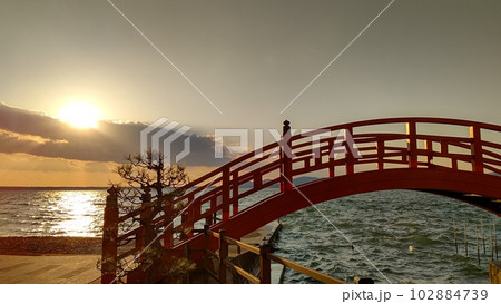 浜名湖と志ぶき橋と夕日と【日本・静岡】 浜名湖と志ぶき橋と夕日と【日本・静岡】 102884739