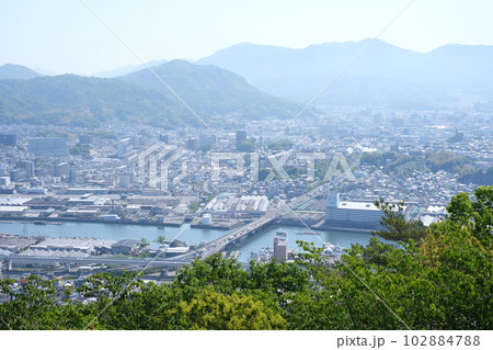 黄金山から眺めた広島市内の景色 102884788