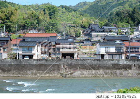 錦川沿いの家並の景色 錦川沿いの家並の景色 102884825