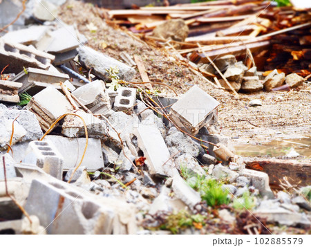 瓦礫の山　解体作業中 102885579