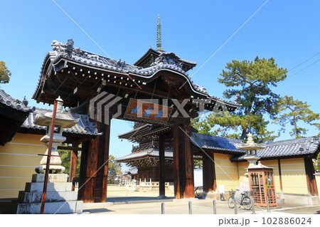 【香川県】四国霊場「第75番札所」総本山善通寺（南大門と五重塔） 102886024