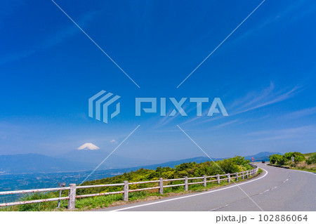 （静岡県）伊豆スカイラインから富士山を望む 102886064