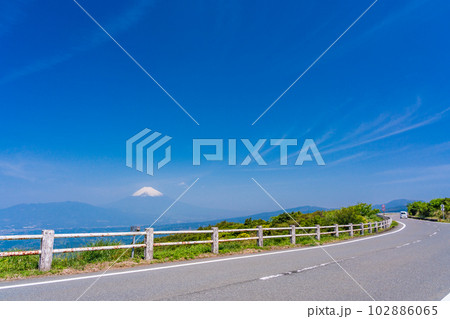 (静岡県)伊豆スカイラインから富士山を望む (静岡県)伊豆スカイラインから富士山を望む 102886065