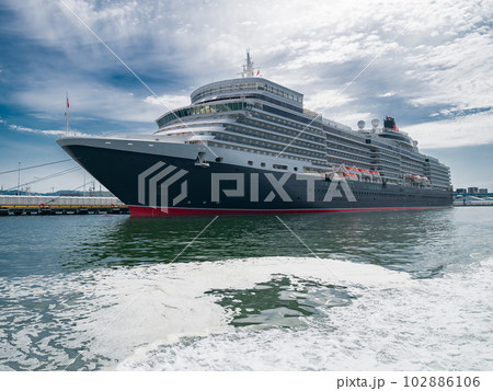 港に停泊中の巨大なクルーズ船 102886106