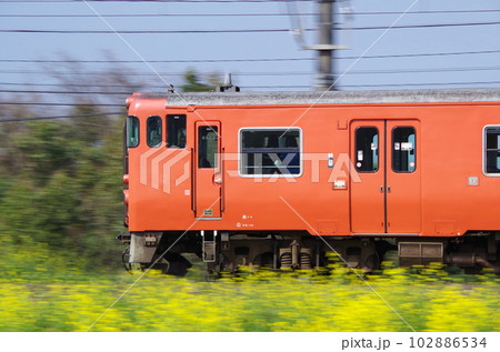 昼下がりの山陰本線を走る出雲市行きの朱色のディーゼル列車 昼下がりの山陰本線を走る出雲市行きの朱色のディーゼル列車 102886534