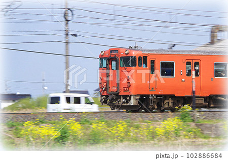 昼下がりの山陰本線を走る出雲市行きの朱色のディーゼル列車(イラスト風) 昼下がりの山陰本線を走る出雲市行きの朱色のディーゼル列車(イラスト風) 102886684