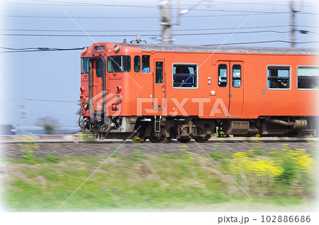 昼下がりの山陰本線を走る出雲市行きの朱色のディーゼル列車(イラスト風) 昼下がりの山陰本線を走る出雲市行きの朱色のディーゼル列車(イラスト風) 102886686