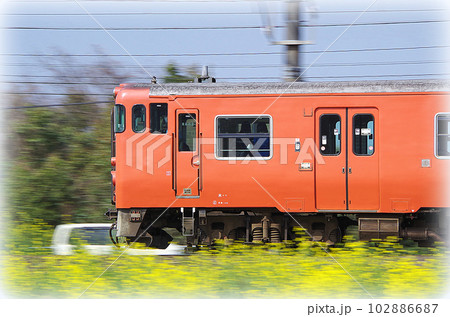 昼下がりの山陰本線を走る出雲市行きの朱色のディーゼル列車(イラスト風) 昼下がりの山陰本線を走る出雲市行きの朱色のディーゼル列車(イラスト風) 102886687