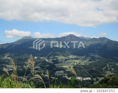 熊本県阿蘇郡西原村の俵山から見た南阿蘇「南郷谷」の風景 102887251