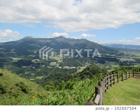 熊本県阿蘇郡西原村の俵山から見た南阿蘇「南郷谷」の風景 熊本県阿蘇郡西原村の俵山から見た南阿蘇「南郷谷」の風景 102887304