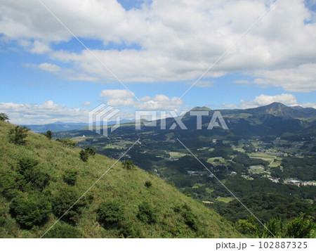熊本県阿蘇郡西原村の俵山から見た南阿蘇「南郷谷」の風景 熊本県阿蘇郡西原村の俵山から見た南阿蘇「南郷谷」の風景 102887325