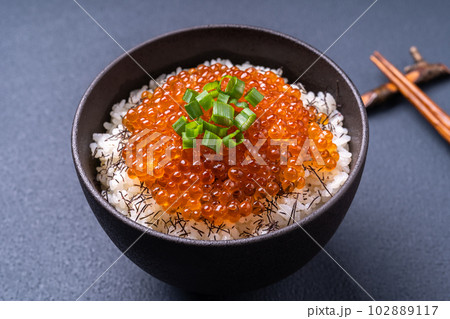 いくら丼 102889117