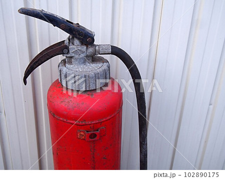 使用期限が過ぎた古い消火器 102890175