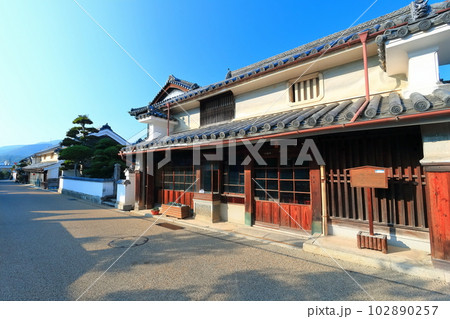 【徳島県】夕暮れ時のうだつの町並み(美馬市脇町南町重要伝統的建造物群保存地区) 【徳島県】夕暮れ時のうだつの町並み(美馬市脇町南町重要伝統的建造物群保存地区) 102890257