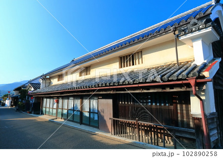 【徳島県】夕暮れ時のうだつの町並み（美馬市脇町南町重要伝統的建造物群保存地区）　 102890258