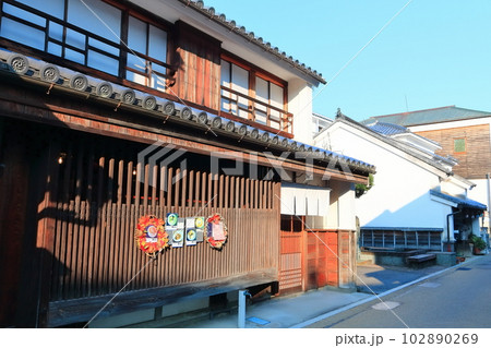 【徳島県】夕暮れ時のうだつの町並み（美馬市脇町南町重要伝統的建造物群保存地区）　 102890269