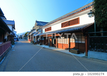 【徳島県】夕暮れ時のうだつの町並み（美馬市脇町南町重要伝統的建造物群保存地区）　 102890274