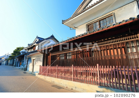 【徳島県】夕暮れ時のうだつの町並み（美馬市脇町南町重要伝統的建造物群保存地区）　 102890276