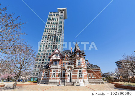 福岡県北九州市門司区　門司港レトロにある北九州市大連友好記念館と高層ビルの門司港レトロハイマート 102890690