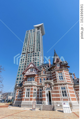 福岡県北九州市門司区　門司港レトロにある北九州市大連友好記念館と高層ビルの門司港レトロハイマート 102890691