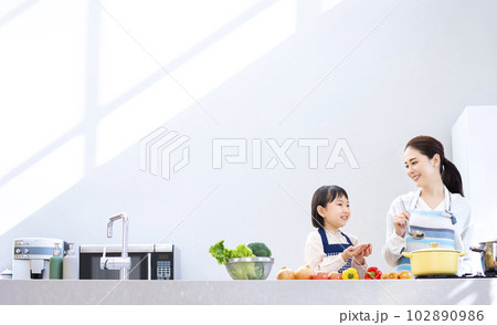 ママと一緒に料理をする小学生 102890986