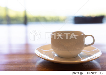 朝の美味しいホットコーヒー 102894917
