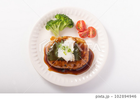 豆腐と鶏肉のおろし大葉ハンバーグ 豆腐と鶏肉のおろし大葉ハンバーグ 102894946