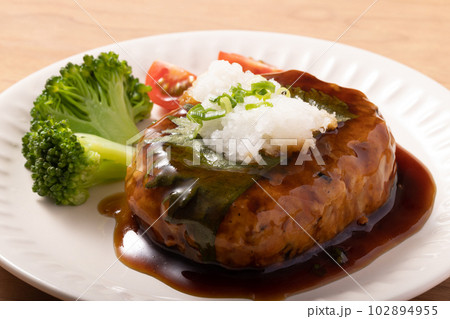 豆腐と鶏肉のおろし大葉ハンバーグ 102894955