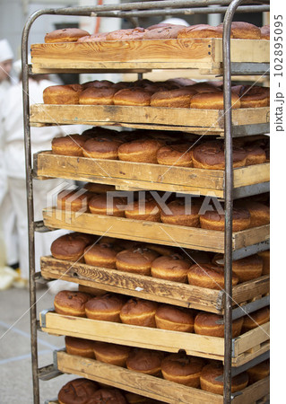 Upright lots of bread on pallets. Industrial production of bread. Upright lots of bread on pallets. Industrial production of bread. 102895095