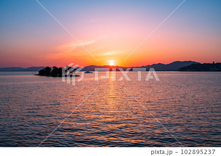 宍道湖の夕暮れ 宍道湖の夕暮れ 102895237