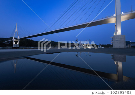 三陸道の秀麗な夜景の気仙沼湾横断橋と逆さ気仙沼湾横断橋 102895402