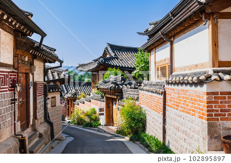 ソウル　昔ながらの家並みが残る北村韓屋村 102895897