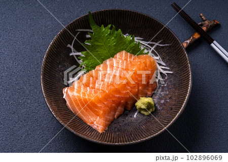 サーモンのお刺身 102896069