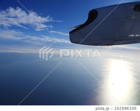 機内から見た海を照らす太陽の光 機内から見た海を照らす太陽の光 102896100