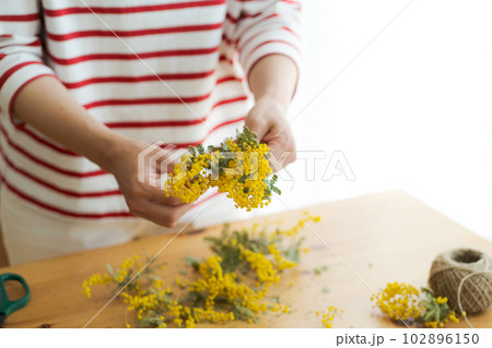 ドライフラワーを作る女性の手元写真 ドライフラワーを作る女性の手元写真 102896150