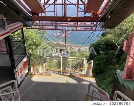 須磨浦ロープウェイ鉢伏山上駅から見える須磨海岸(兵庫県 神戸市) 須磨浦ロープウェイ鉢伏山上駅から見える須磨海岸(兵庫県 神戸市) 102896703