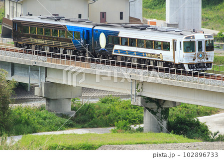 高架橋を行く「志国土佐 時代の夜明けのものがたり」 102896733